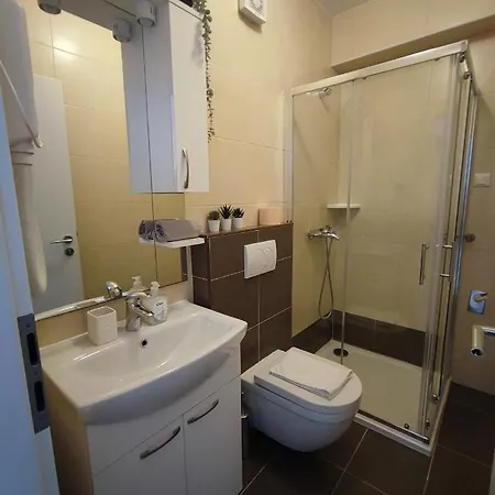 Plaza Apartment *